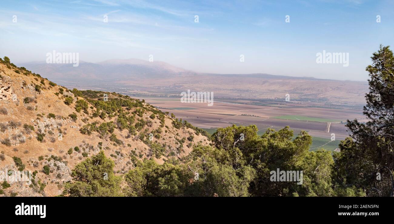 Panorama de la vallée de hula, le mont Hermon et les hauteurs du Golan de près de la Re'ut musée dans la région de la Haute Galilée en Israël avec une cli rocheux Banque D'Images
