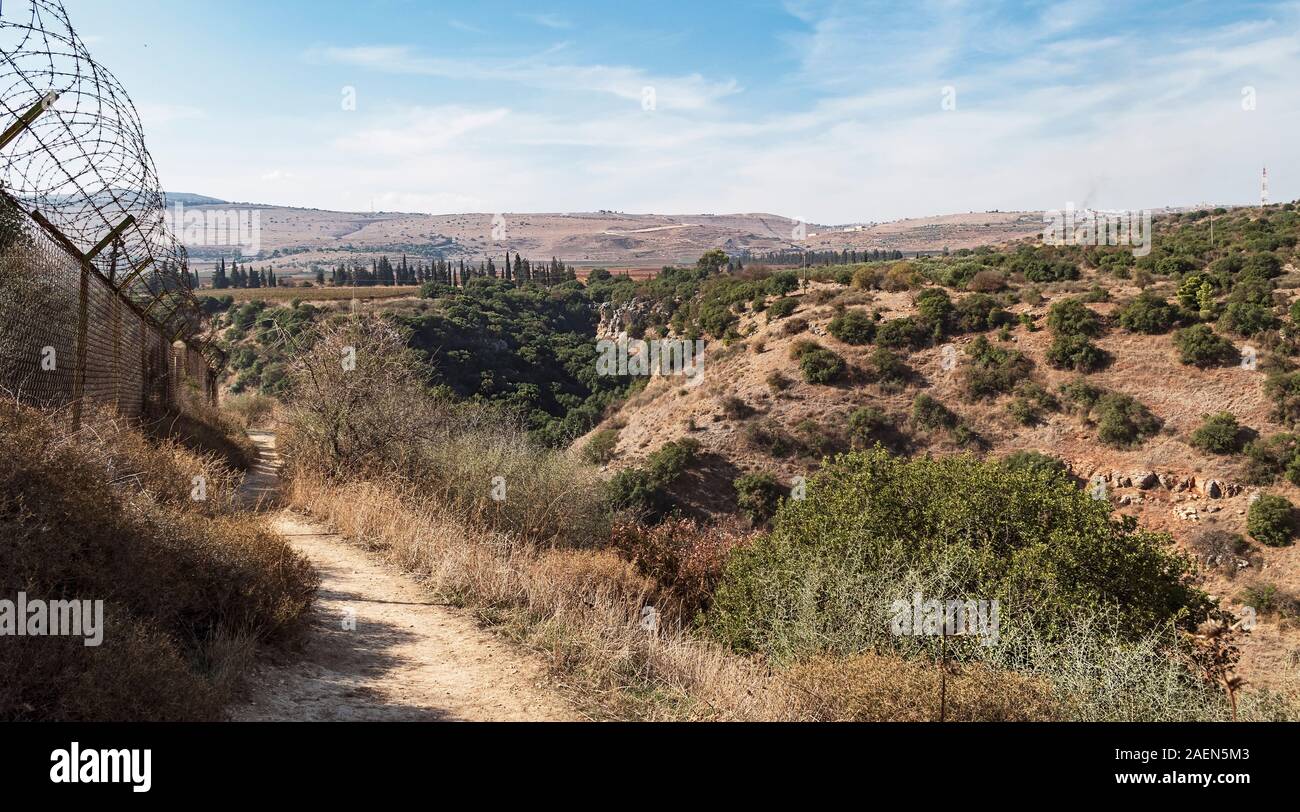 Une section de l'israel national trail dans la réserve naturelle à Kédesch koach la forteresse en Haute Galilée montrant la végétation indigène et un ancien mi Banque D'Images