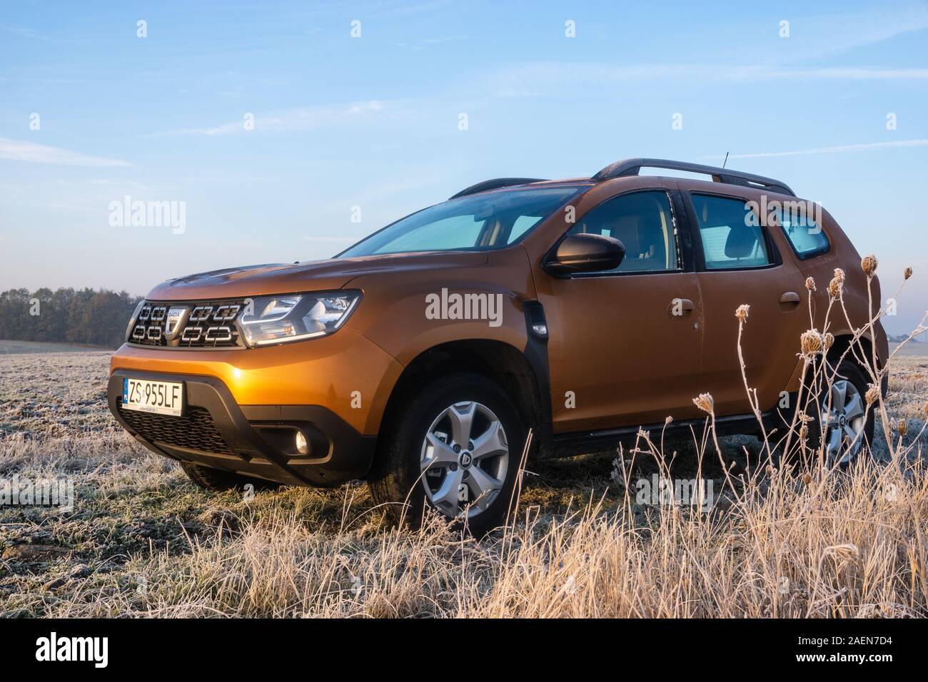 Dacia Duster SUV sur une prairie givrée Banque D'Images