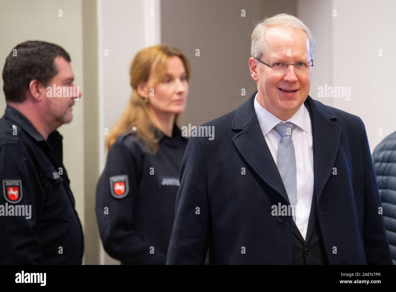 Hanovre, Allemagne. Dec 10, 2019. Stefan Schostok (SPD, r), ancien maire de la ville de Hanovre, entre dans une salle d'audience à la Cour régionale. Dans la soi-disant affaire de l'hôtel de ville de Hanovre, ex-OB Schostok et deux ex-employés ont à répondre devant les tribunaux. L'accusation est grave infidélité. Credit : Sina Schuldt/dpa/Alamy Live News Banque D'Images