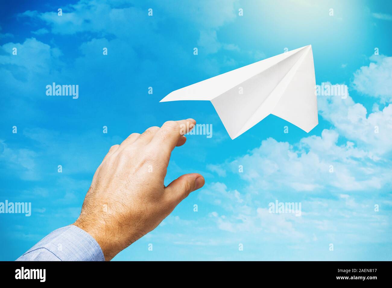 Un homme d'affaires a lancé un avion en papier dans le ciel comme un symbole de partir dans une nouvelle entreprise et la poursuite de l'avant Banque D'Images