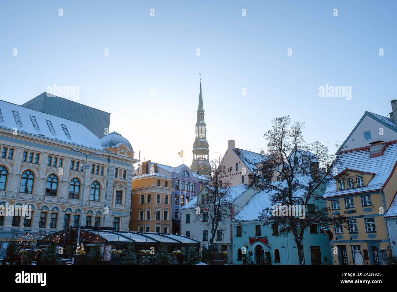 Riga / Lettonie - 03 Décembre 2019:place Livu avec bâtiments médiévaux et Saint Pierre la tour de la cathédrale dans la vieille ville de Riga, en Lettonie. Banque D'Images