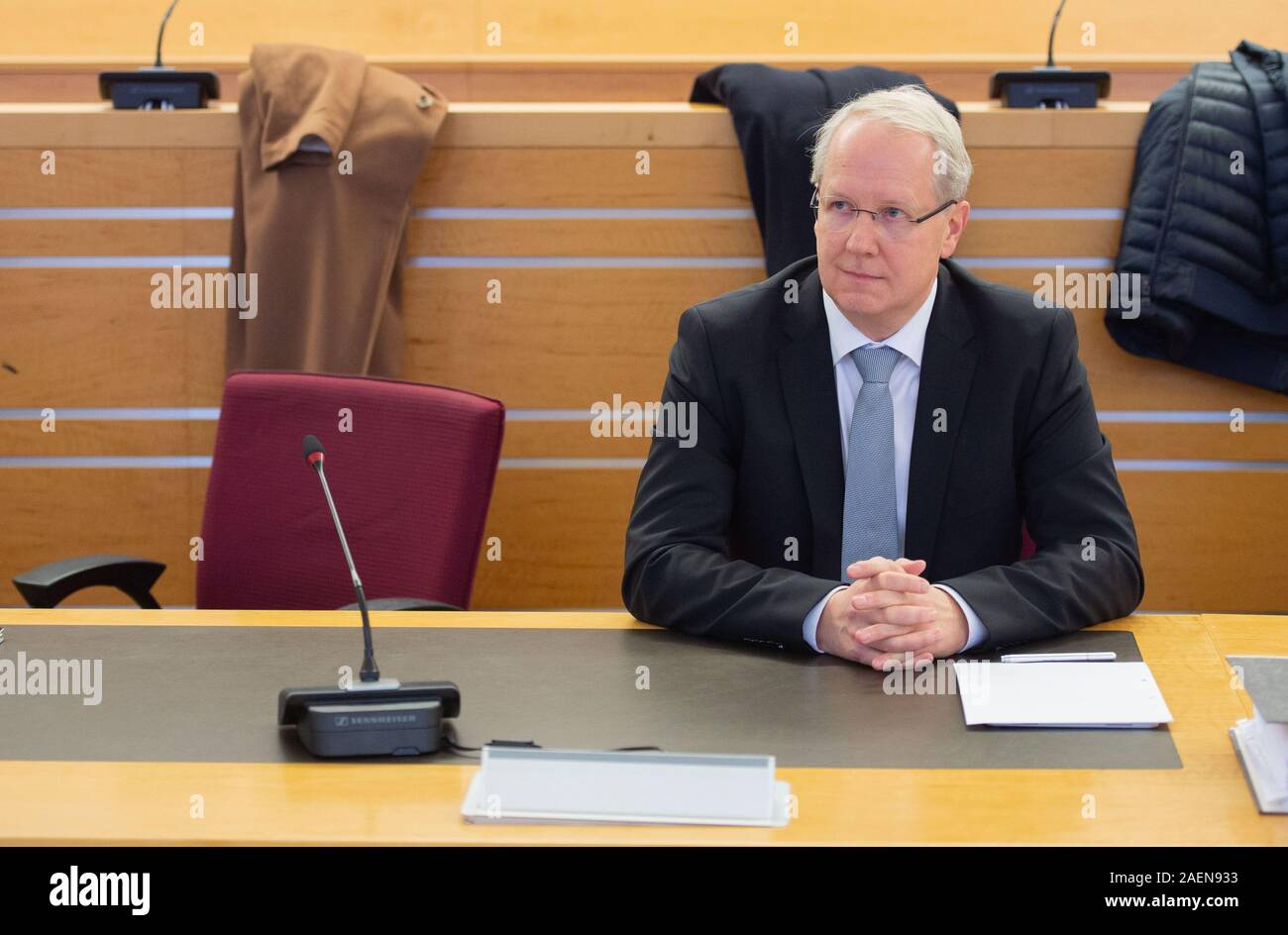 Hanovre, Allemagne. Dec 10, 2019. Stefan Schostok (SPD), ancien maire de la ville de Hanovre, est assis à la Cour régionale. Ex-OB Schostok et deux ex-employés ont à répondre devant un tribunal à l'affaire de l'hôtel de ville de Hanovre. L'accusation est grave infidélité. Credit : Lucas Bäuml/dpa/Alamy Live News Banque D'Images