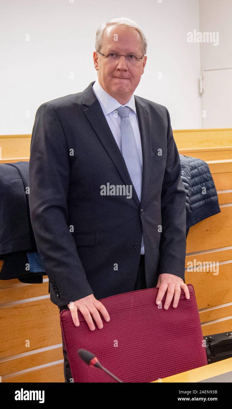 Hanovre, Allemagne. Dec 10, 2019. Stefan Schostok (SPD), ancien maire de la ville de Hanovre, se dresse dans la cour régionale. Dans la soi-disant affaire de l'hôtel de ville de Hanovre, ex-OB Schostok et deux ex-employés ont à répondre devant les tribunaux. L'accusation est grave infidélité. Credit : Sina Schuldt/dpa/Alamy Live News Banque D'Images