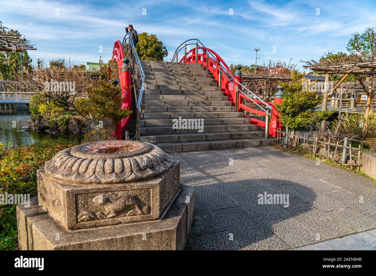 Une personne au-dessus du pont du sanctuaire de Kameido Tenjin Shinto. Construit en 1646 en l'honneur de Sugawara no Michizane Banque D'Images