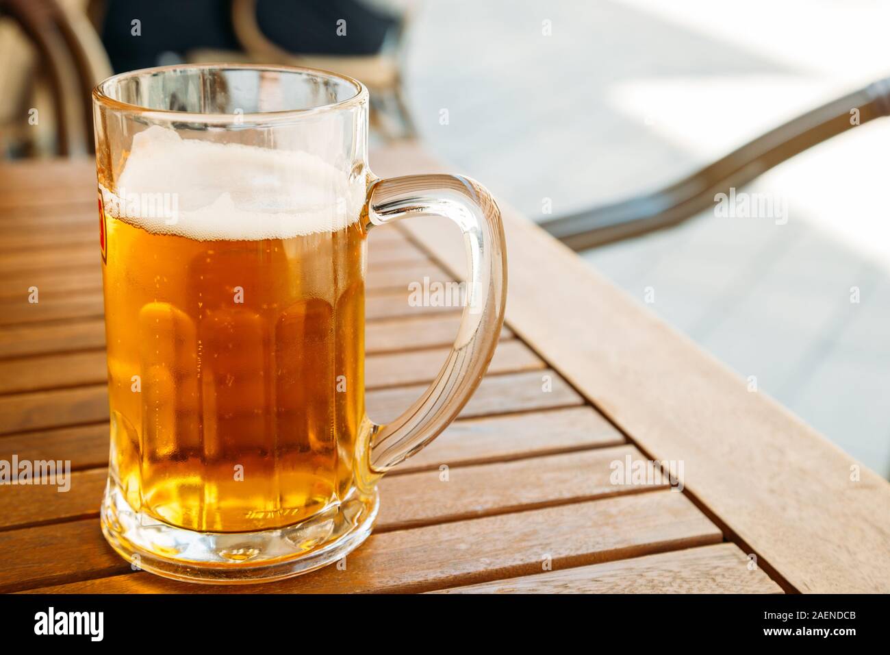 La bière artisanale à froid sur table en bois Banque D'Images