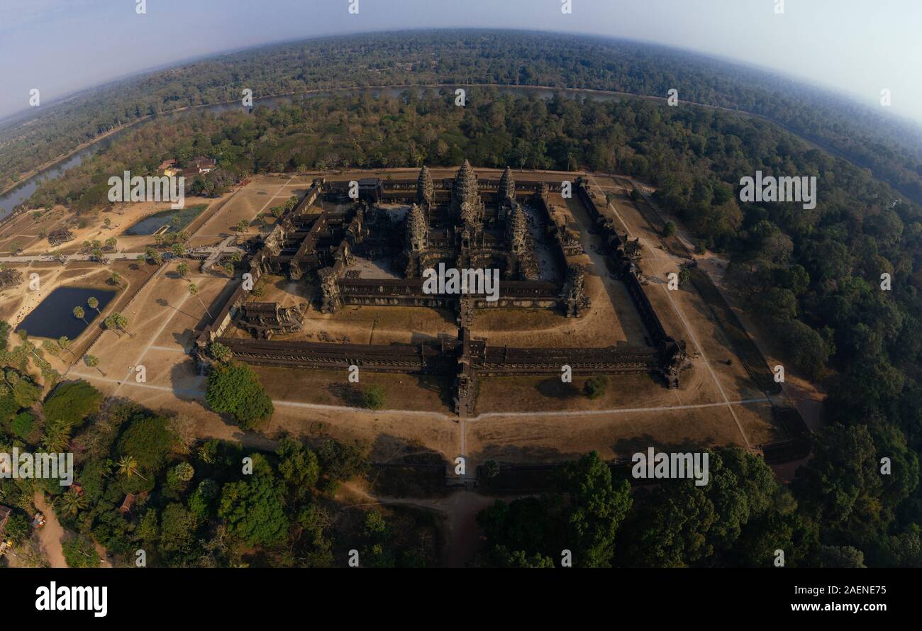 Temple d'Angkor Wat au Cambodge, 360 panorama VR drone abattu Photo Stock -  Alamy