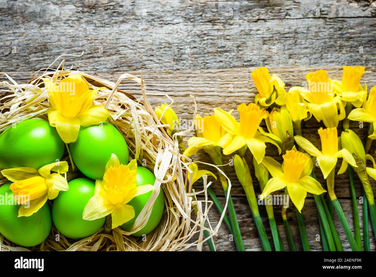 Panier avec des œufs de Pâques et des jonquilles, easter background Banque D'Images