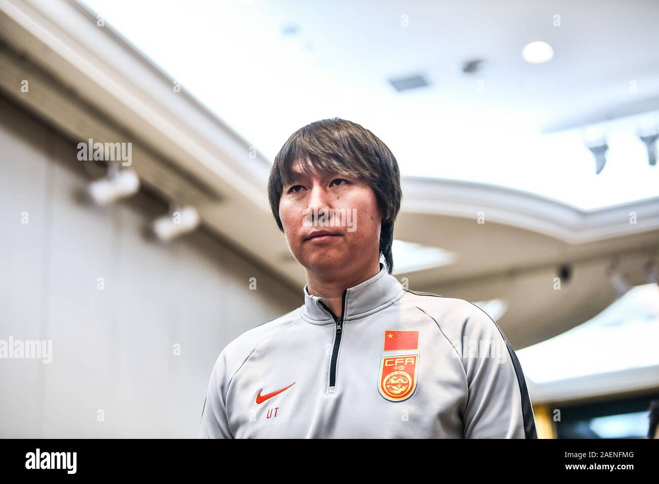 Entraîneur en chef de la Chine l'Équipe nationale de football hommes Li Tie présente à la conférence de presse avant le championnat de football de l'EAFF E-1, également connu sous le nom de l'Asie de l'EAFF Cup, qui aura lieu du 10 au 18 décembre, à Busan, Corée du Sud, 9 décembre 2019. Banque D'Images