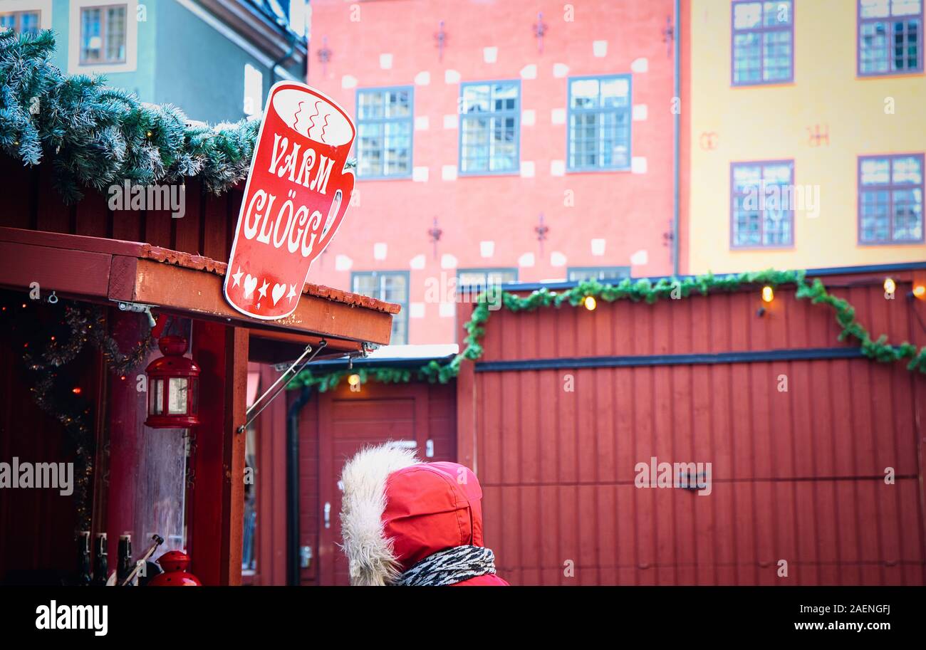 Personne dans les vêtements d'hiver buyimg vin chaud, Marché de Noël, Stortorget, Gamla Stan (la vieille ville de Stockholm), Stockholm, Suède, Scandinavie Banque D'Images