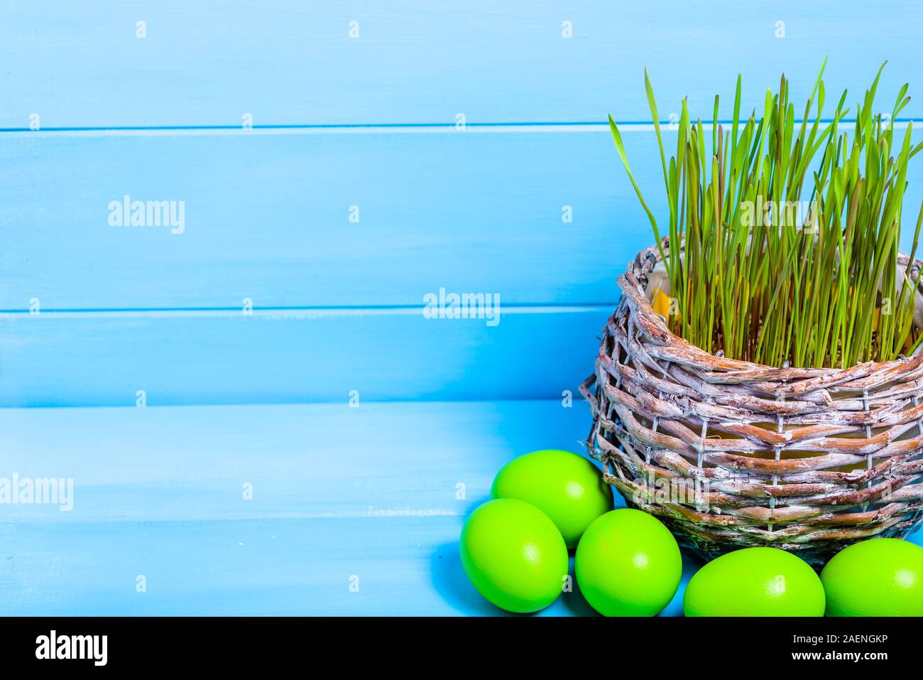 Arrière-plan avec des oeufs de pâques et basket of fresh Green grass, symboles de Pâques traditionnel Banque D'Images