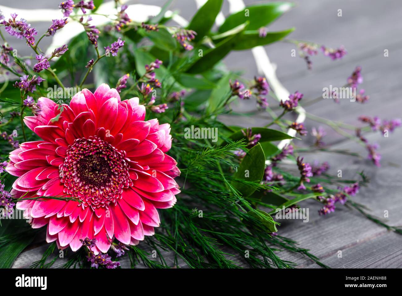 Gerbera rose daisy sur fond de bois rustique, women's day card Banque D'Images