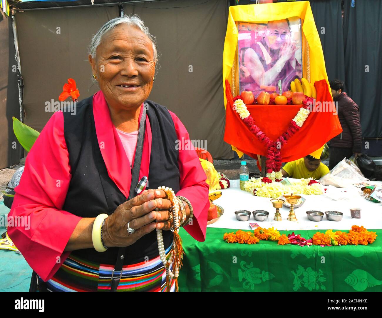 Une vieille femme tibétaine de célébrer le 30e anniversaire de l'attribution des Prix Nobel de la paix au Dalaï Lama chef spirituel tibétain à Beawar. Banque D'Images