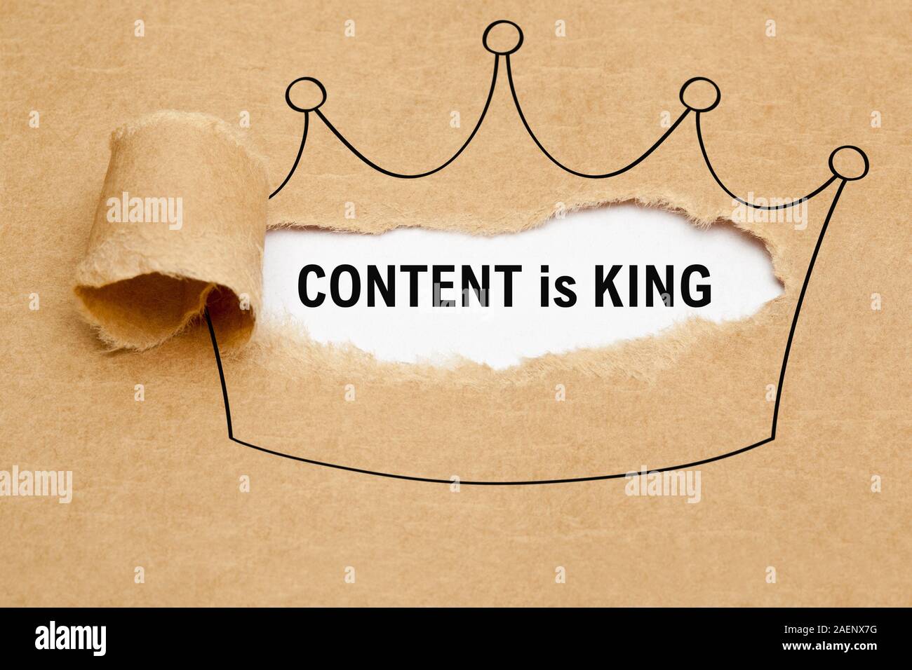 Le contenu est roi texte apparaître derrière déchiré en papier brun dimensions de la couronne. Concept a propos de l'importance du contenu dans le marketing d'internet. Banque D'Images