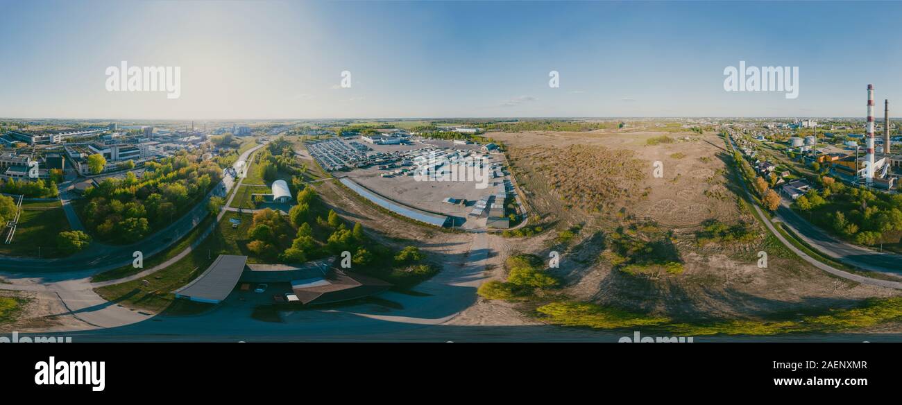 Tubes pour centrales thermiques dans la ville. Vr 360 Drone abattu Banque D'Images