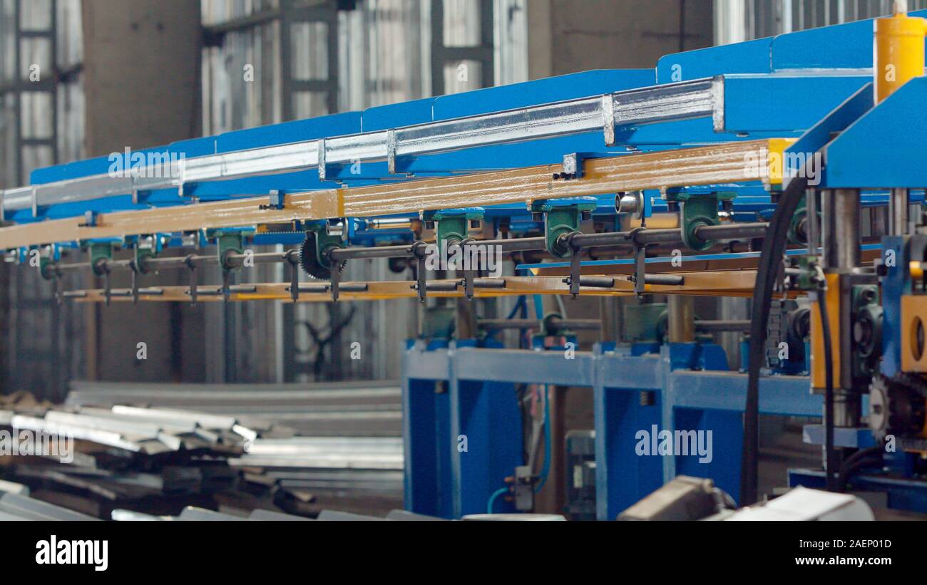 L'appareil industriel pour le pliage de feuille par machine de haute précision en usine. Ligne bleue du convoyeur de la machine pour la découpe en feuilles de métal w mécanique Banque D'Images