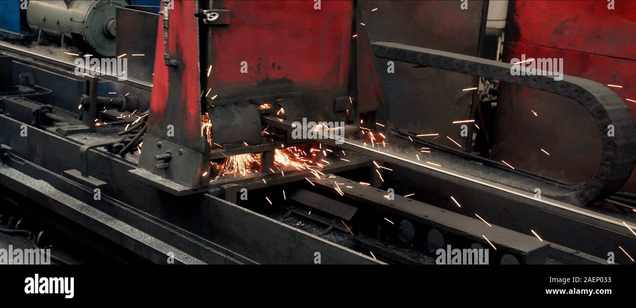 Coupe tôle/formant la machine pour la production de tubes en acier, tubes et profilés métalliques dans l'usine. Crumble Sparks sur le côté. Concept fo Banque D'Images