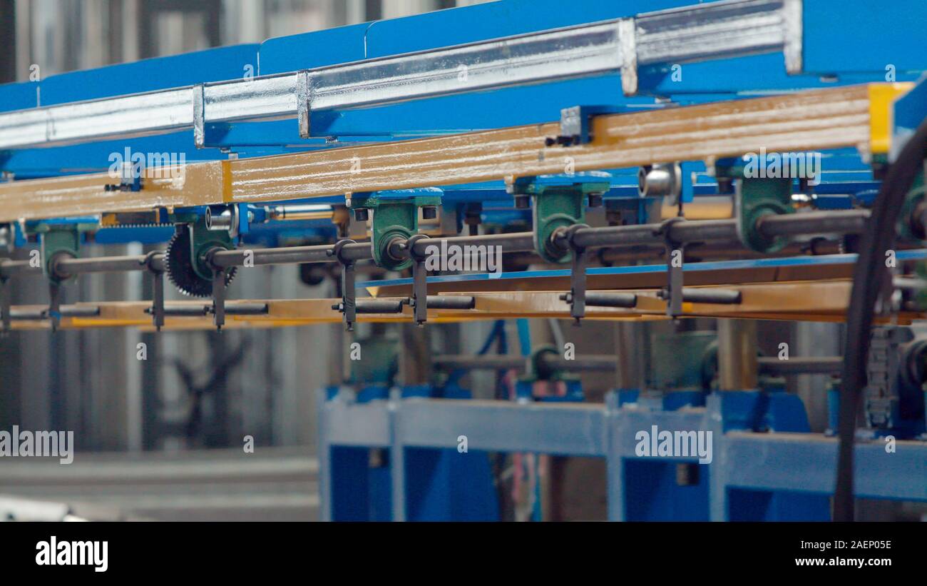 L'appareil industriel pour feuilles de métal ondulé courbure par machine de haute précision en usine. Ligne bleue du convoyeur de la machine pour la découpe en feuilles de métal Banque D'Images