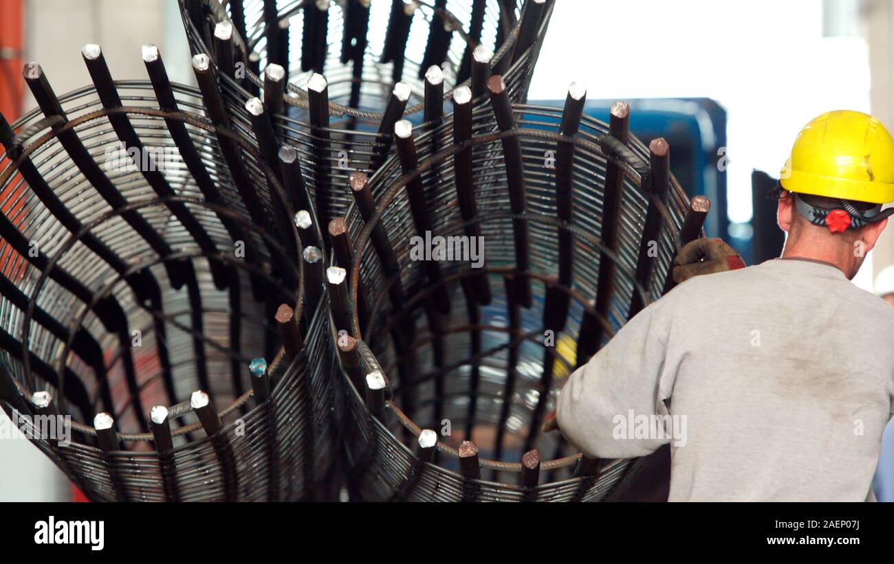 Circulaire en aluminium de renfort de colonne sont empilés avec big wire  rope sling sur bloc de grue en préparation de l'usine métallurgique de  levage lourd. Séle Photo Stock - Alamy