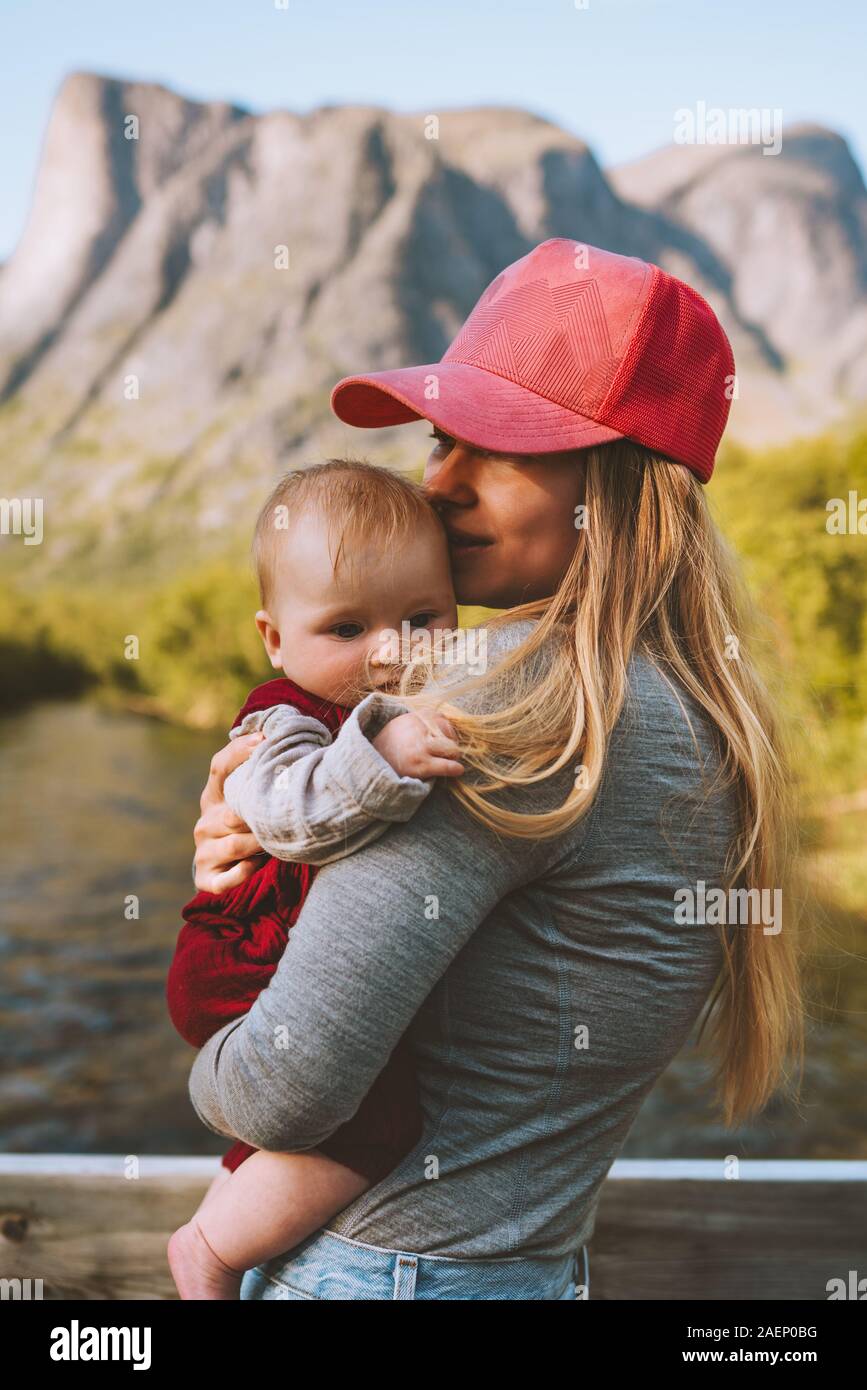 La mère et le nouveau-né bébé ensemble famille voyageant dans les montagnes de vie sain jeune femme maman tenant un enfant vacances d'été en plein air fête des Mères Banque D'Images