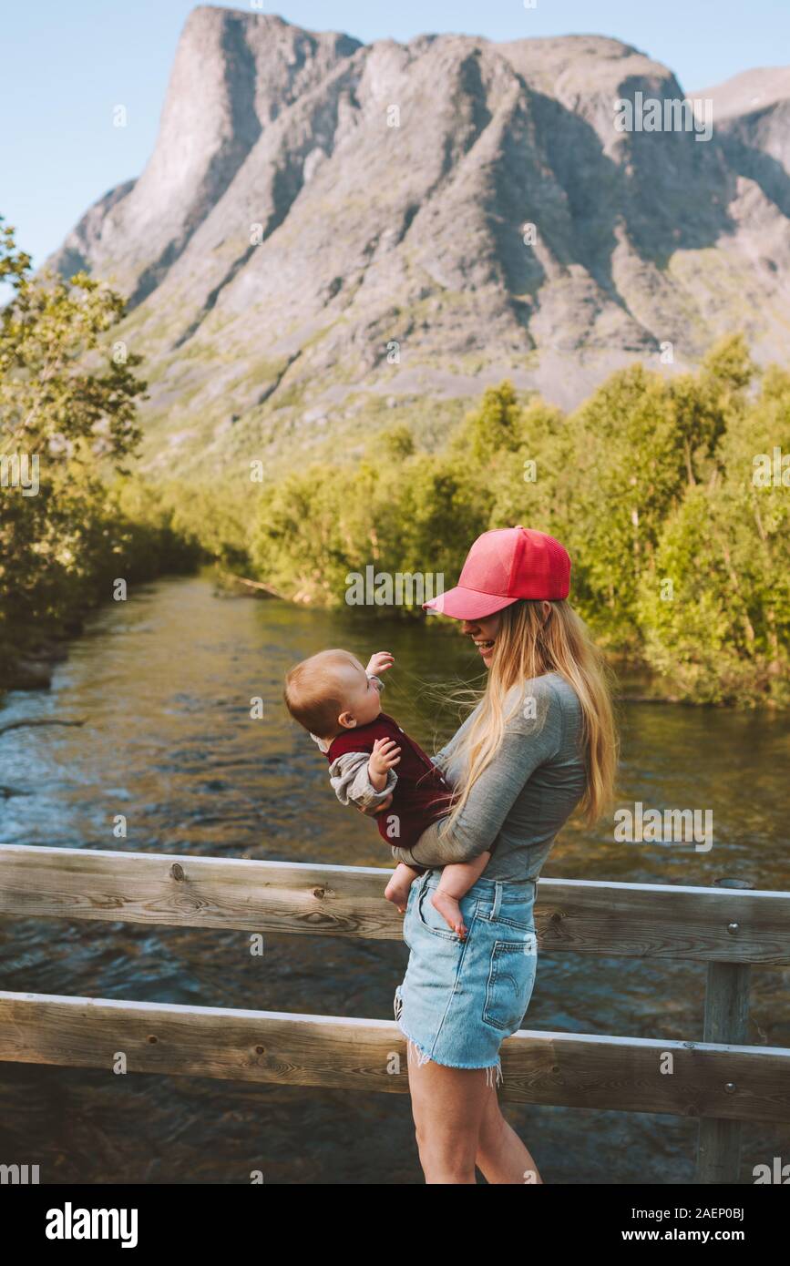 La mère et le bébé à marcher ensemble dans la montagne en toute sécurité avec une assurance vie familial maman et enfant vacances estivales actives à l'extérieur le jour de mères Banque D'Images