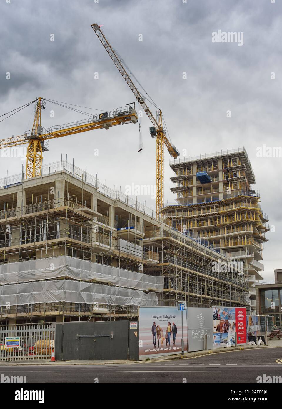 La construction d'appartements Bayside sur le front de mer à Worthing, West Sussex, Angleterre, Royaume-Uni Banque D'Images