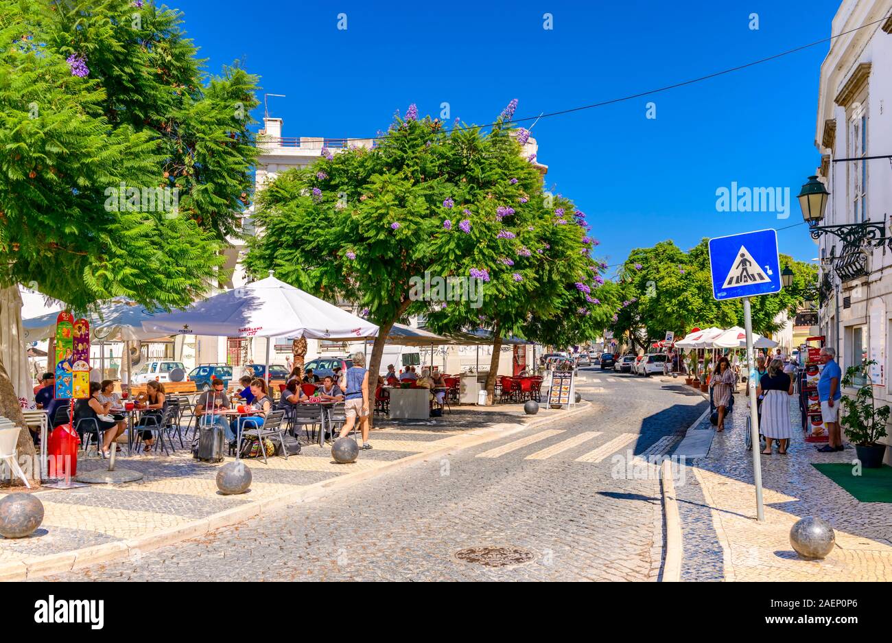 Restaurant en plein air sur la rue restaurants dans le centre commercial Faro, Algarve est Portugal. Banque D'Images