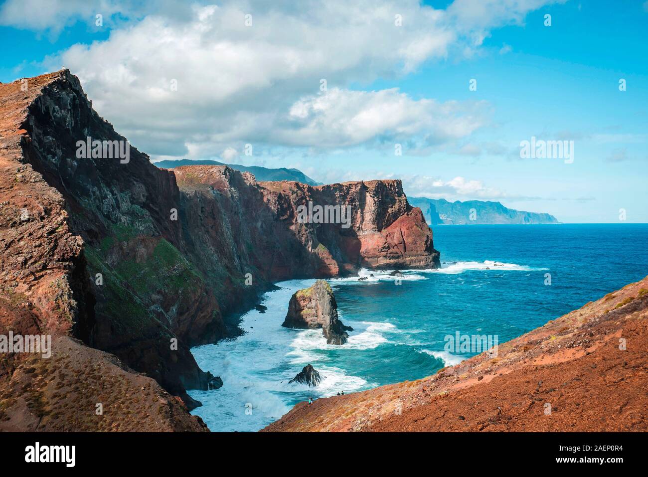 Le Portugal, l'île de Madère : randonnée sur la plage de Ponta de Sao Lourenço, Pointe de St Lawrence, à la le point le plus à l'Est de l'île. Par paysage falaise Banque D'Images