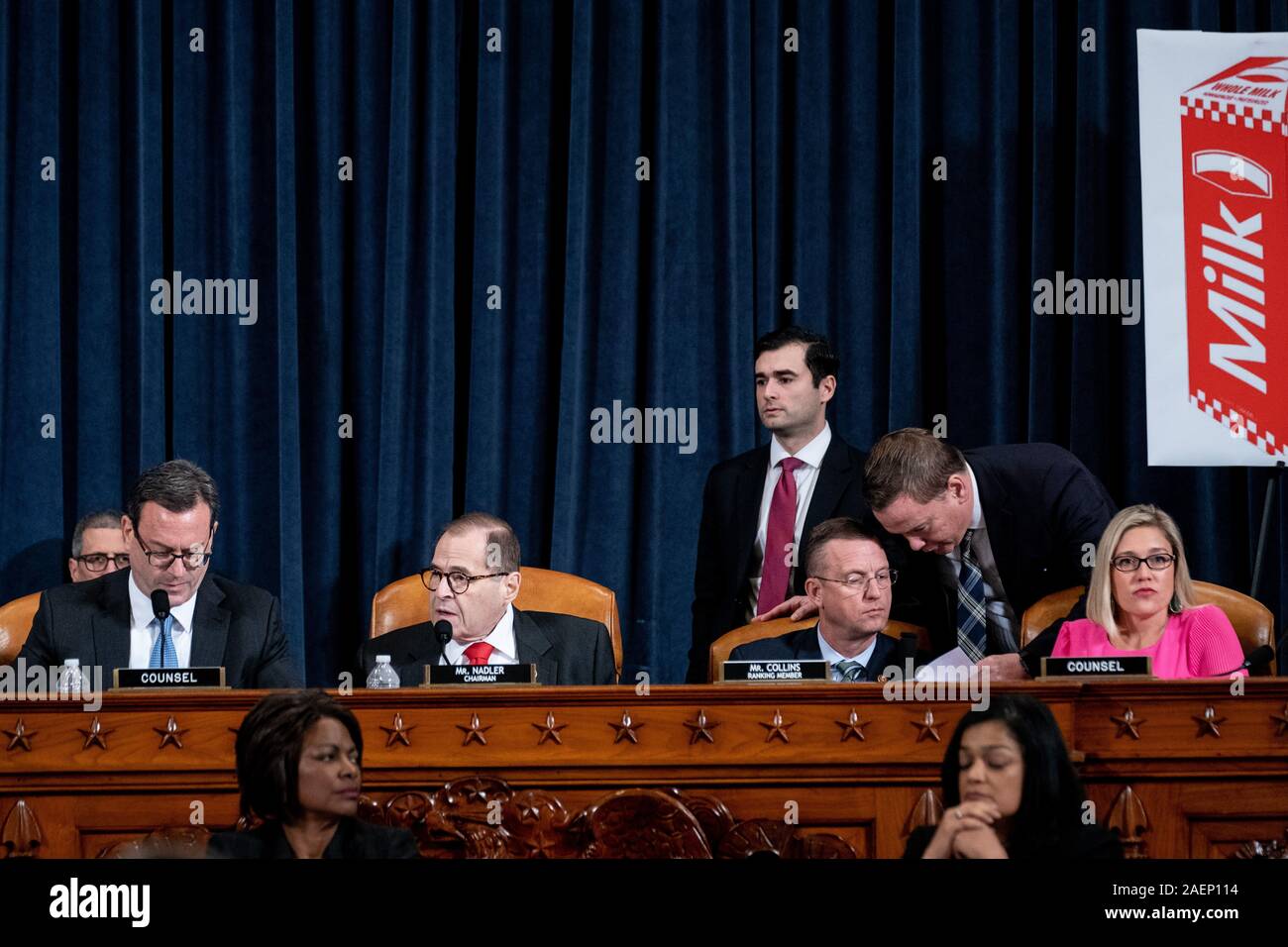 Représentant des États-Unis Jerrold Nadler (démocrate de New York), président, Comité judiciaire de la Chambre nous, centre gauche, rejoint par de gauche Barry Berke, conseiller spécial à la Commission judiciaire, gauche, représentant américain Doug Collins (républicain de Géorgie), Rang,-NOUS Comité Judiciaire de la Chambre, au centre, à droite, et Ashley Callen, blesser le personnel républicain d'un avocat, droit, à une audience du Comité judiciaire de la Chambre considérant les articles de destitution contre le président américain, Donald J. Trump sur la colline du Capitole à Washington, DC, le 9 décembre 2019.Crédit : Erin Schaff / Piscine via CNP | Monde Banque D'Images