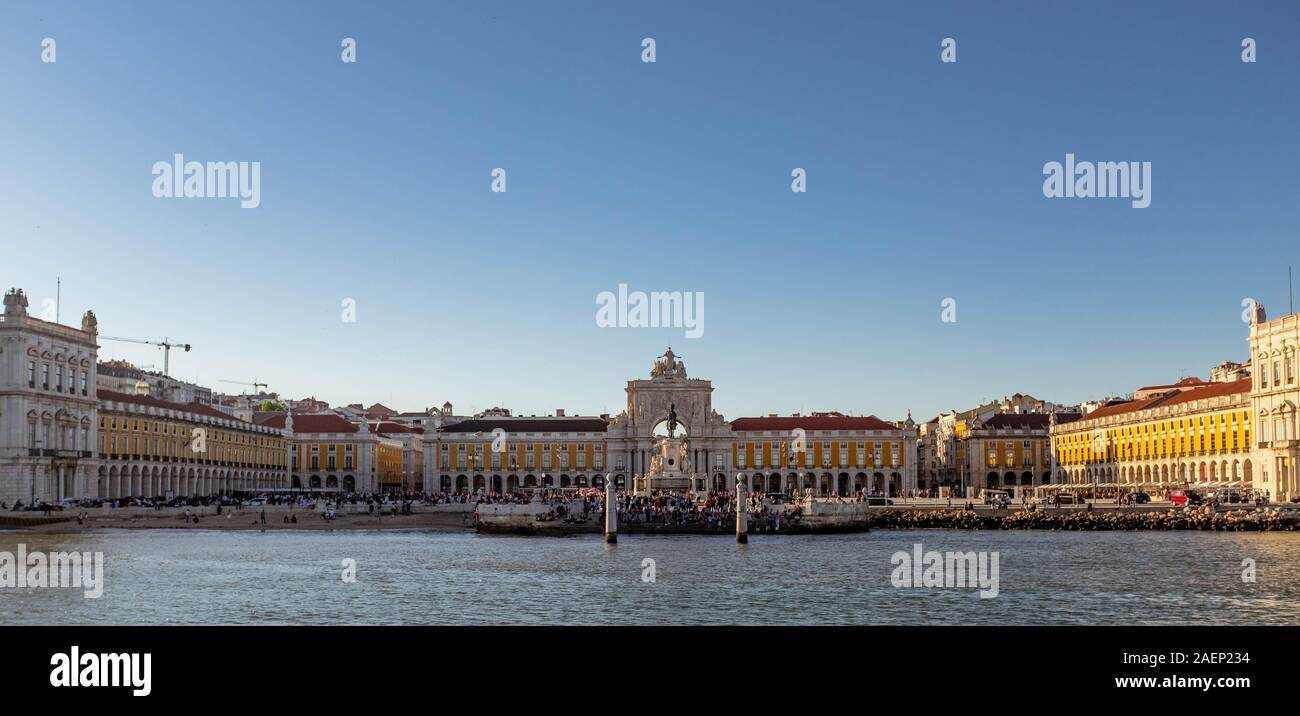 Les personnes bénéficiant de soir en face de la Praça do Comércio. Banque D'Images