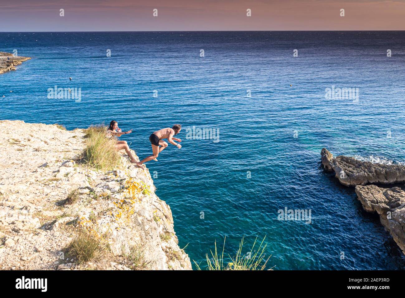 La Croatie, Istrie, Pula, Le Cap Kamenjak, homme d'un saut d'une falaise Banque D'Images