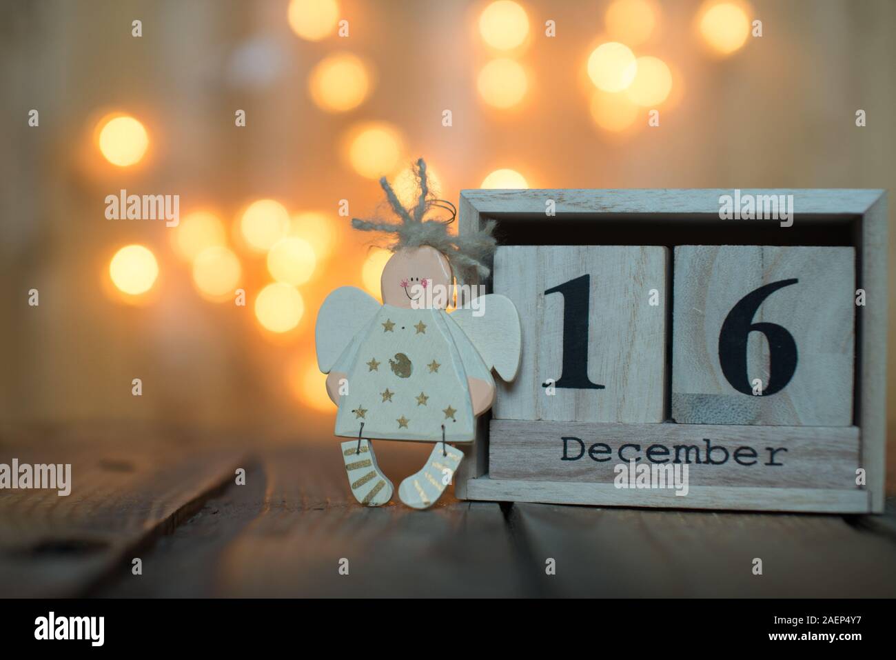 Calendrier en bois Cube affichant la date le 16 décembre avec ange sur fond  flou. Calendrier de l'Avent, Noël arrière-plan, Copy space Photo Stock -  Alamy