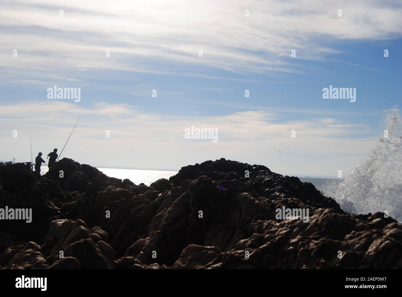 Les pêcheurs de la mer contraste sur un ciel bleu Banque D'Images