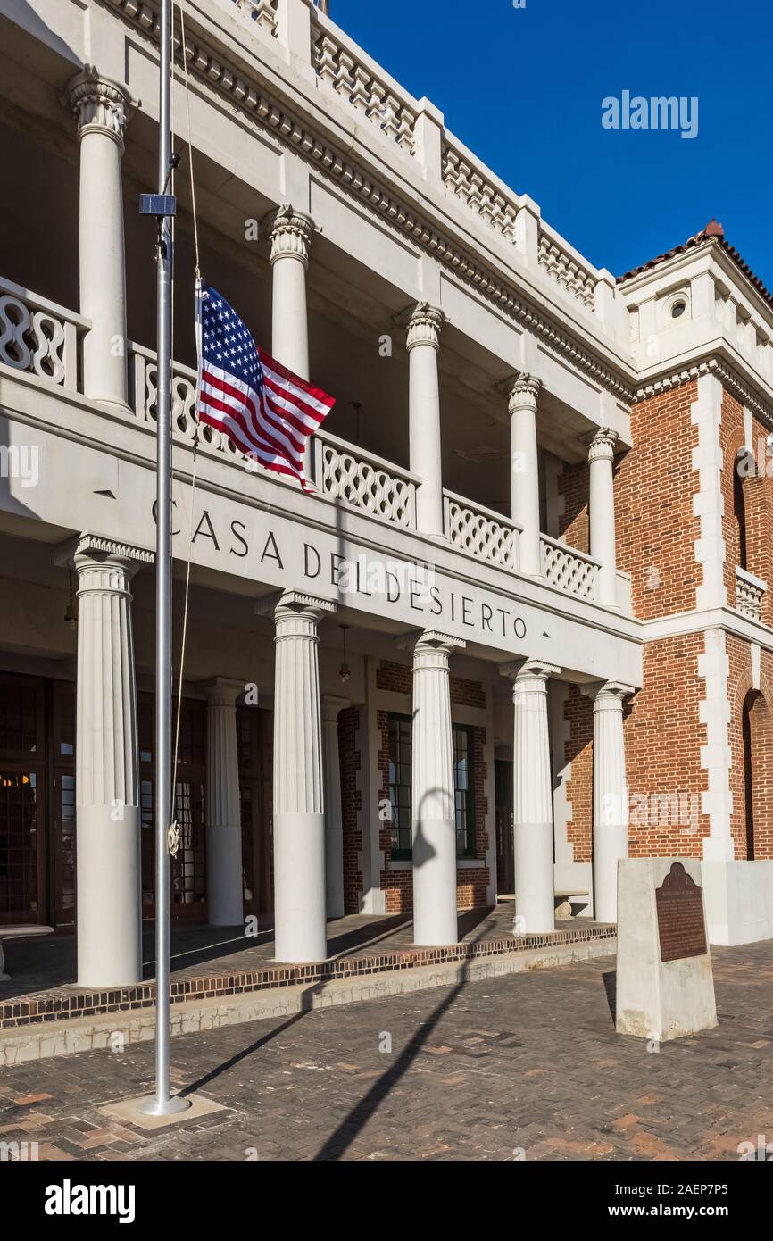 Harvey House Railroad Depot, qui était autrefois un hôtel et restaurant servant des passagers sur le Santa Fe Railway, près de la Route 66 à Barstow en Californie, Banque D'Images