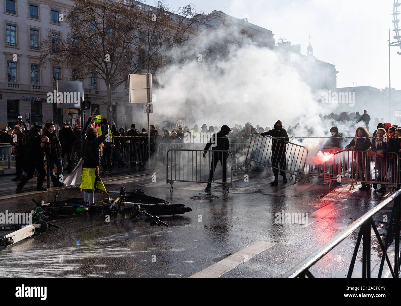 Lyon, France. Dec 10, 2019. La construction d'une barricade de manifestants au cours d'une manifestation dans le cadre de grèves et manifestations contre la réforme des retraites en France à la place Bellecour. La grève générale et des manifestations violentes à Lyon également conserver les fans de l'équipe de football Bundesliga RB Leipzig sur leurs orteils. À midi, le mardi, le club a mis en garde ses partisans de ne pas répondre à la Place Bellecour pour un entraînement commun pour le stade. Peu de temps après, il y a eu des affrontements entre manifestants et policiers sur et autour de la place. Dpa : Crédit photo alliance/Alamy Live News Banque D'Images