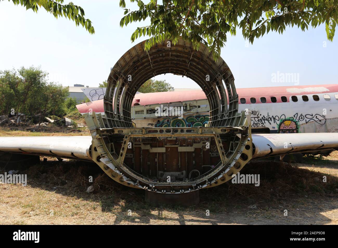 L'avion de Bangkok Cimetière accueille une poignée de fuselages et de pièces d'avion qui ont été en partie couverts par graffitti Banque D'Images