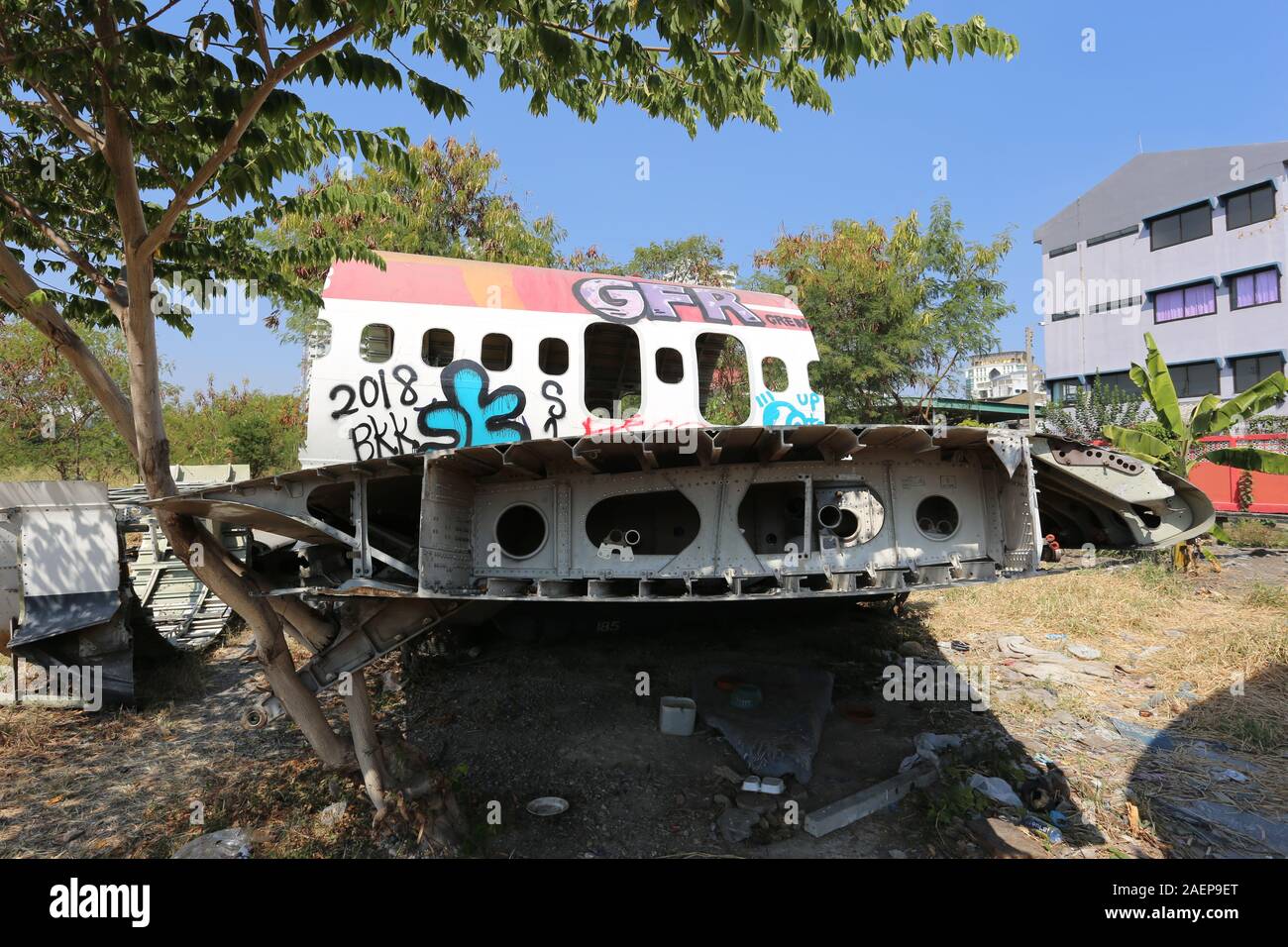 L'avion de Bangkok Cimetière accueille une poignée de fuselages et de pièces d'avion qui ont été en partie couverts par graffitti Banque D'Images