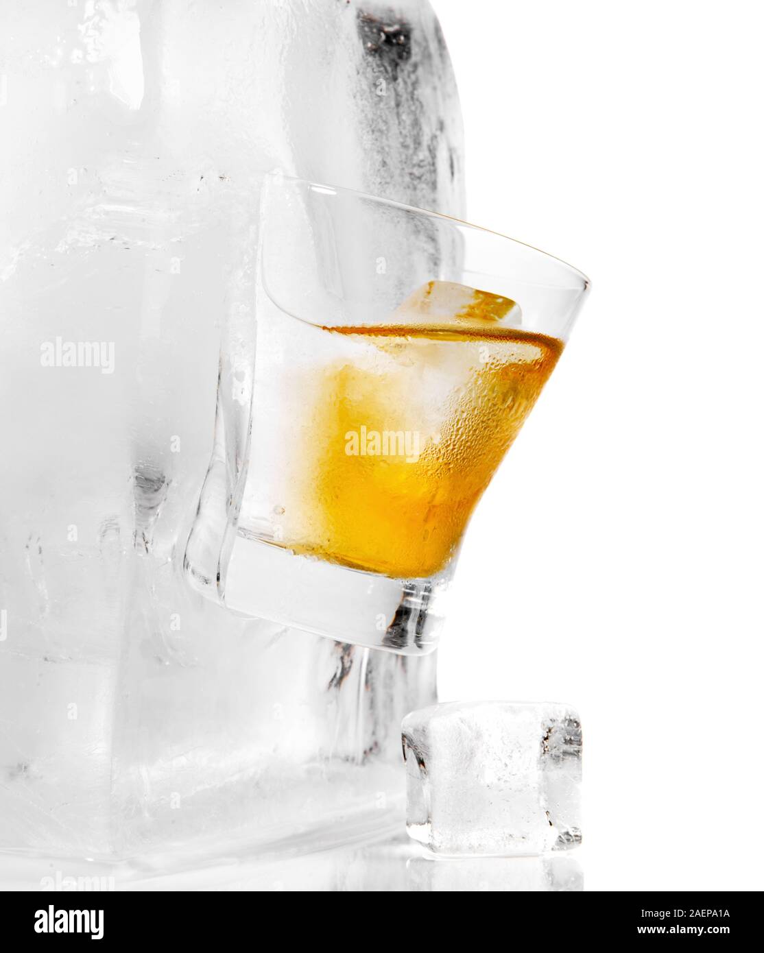 Sur le verre de Whisky Ice Cube - Fonte - Fond blanc Banque D'Images