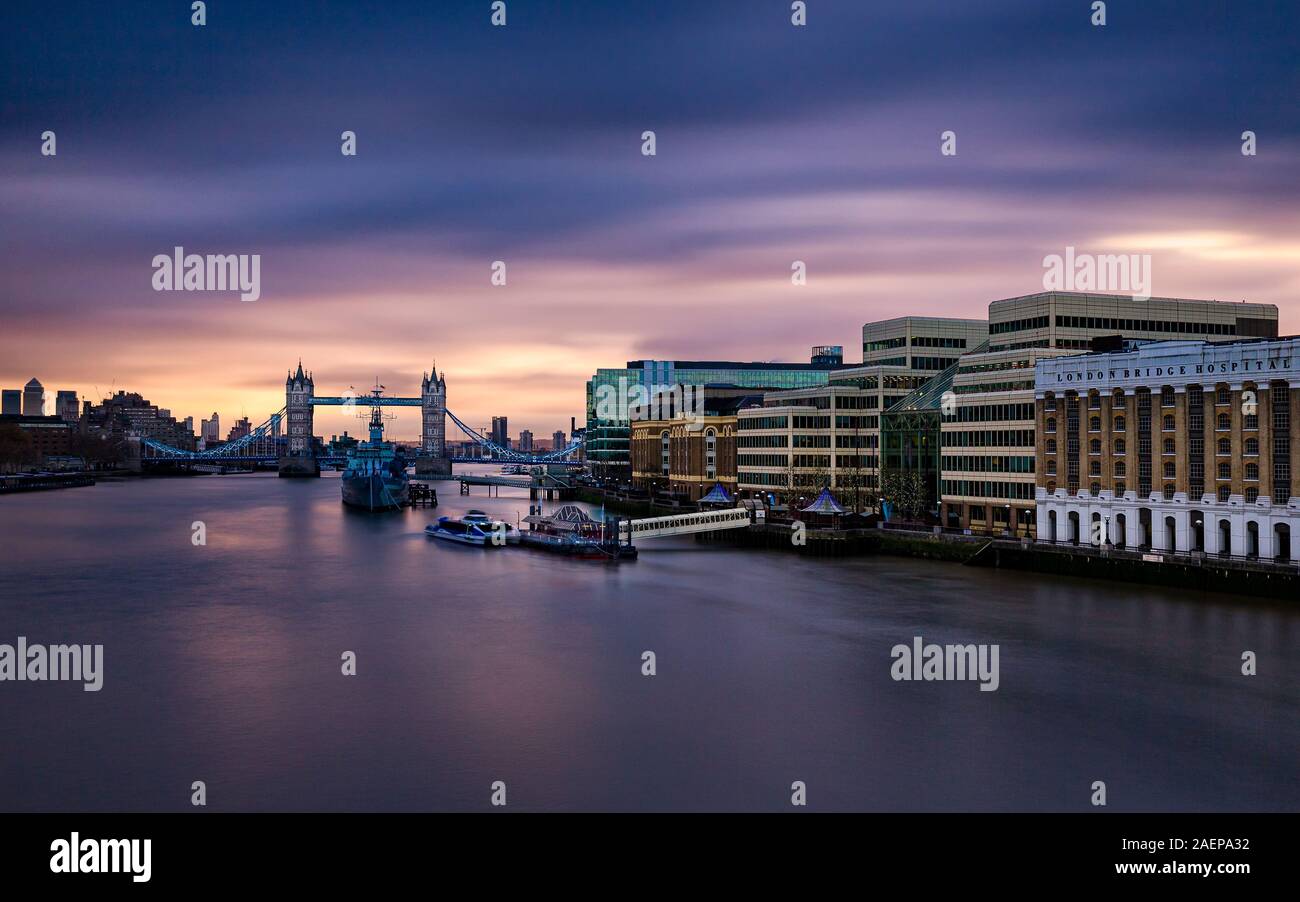 Tower Bridge et la Tamise au lever du soleil Banque D'Images