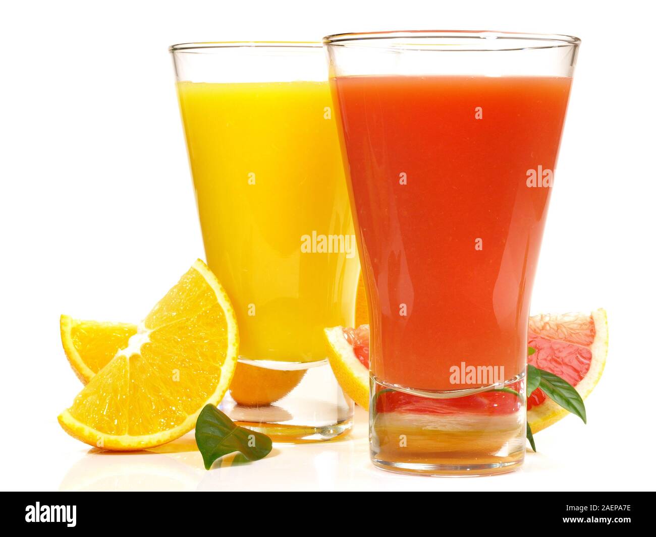 Le jus de pamplemousse et d'orange sur fond blanc Banque D'Images