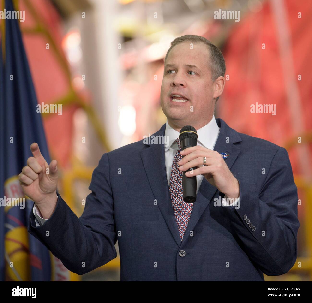 New Orleans, États-Unis d'Amérique. 09 Décembre, 2019. L'administrateur de la NASA Jim Bridenstine, debout devant l'étape de base pour système de lancement spatial rocket prononce une allocution sur le programme Artemis de l'Assemblage Michoud le 9 décembre 2019 à la Nouvelle Orléans, Louisiane. Le programme Artemis devrait à la terre la première femme et la sortie d'homme sur la Lune en 2024. Credit : NASA/Bill Ingalls/Alamy Live News Banque D'Images