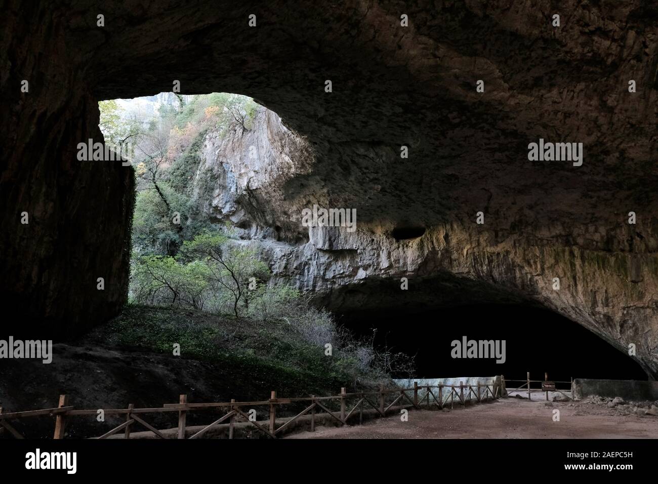 Grotte Devetashka, dans la région de Lovetch - Balkans - BULGARIE Título : Tryavna -- Bulgarie Aviso de copyright : Carlos Banque D'Images