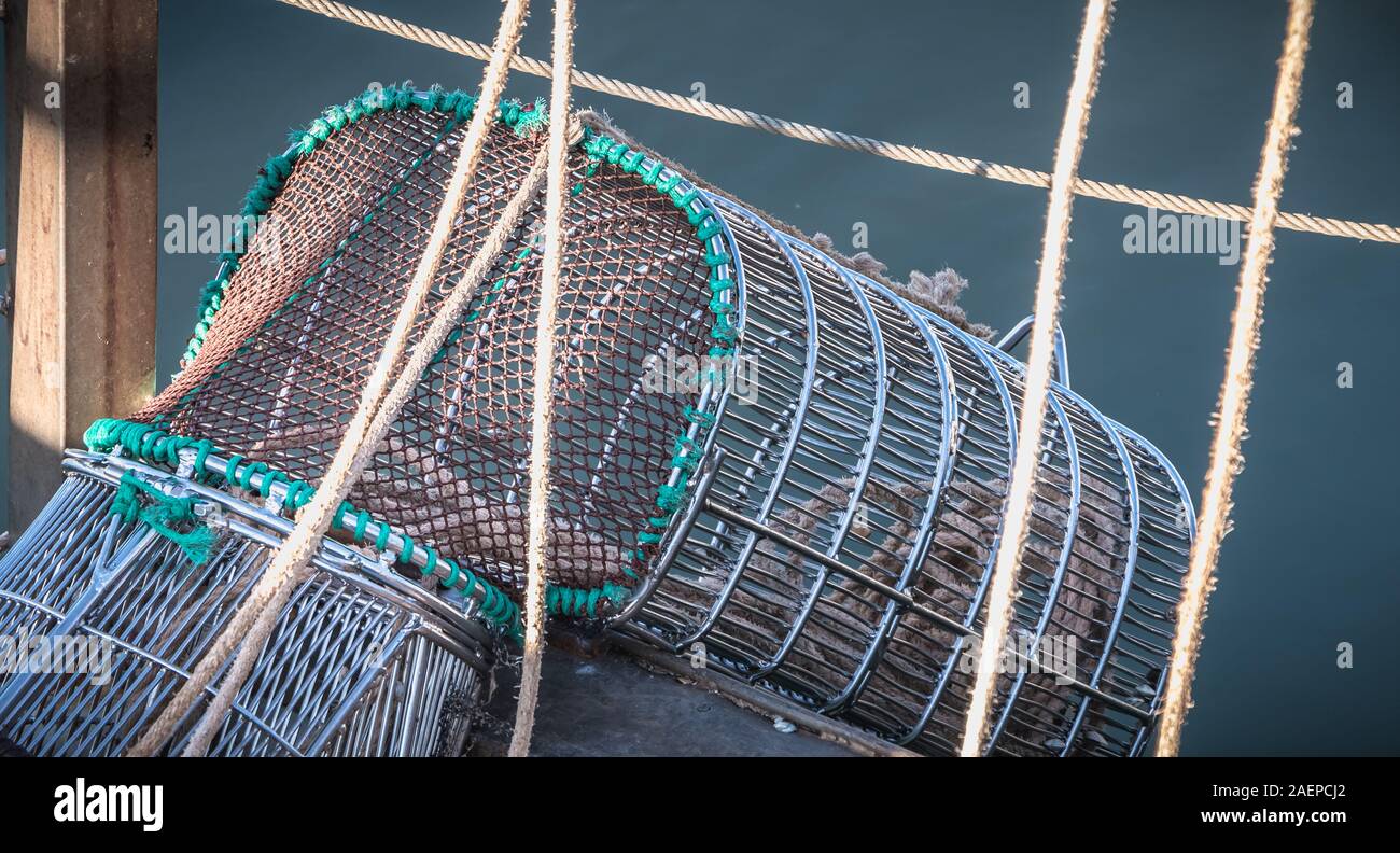 Panier de pêche du crabe sur un bateau de pêche un jour de printemps au Portugal Banque D'Images