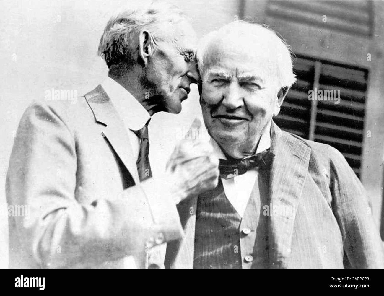 HENRY FORD à gauche avec Thomas Edison vers 1930 Banque D'Images