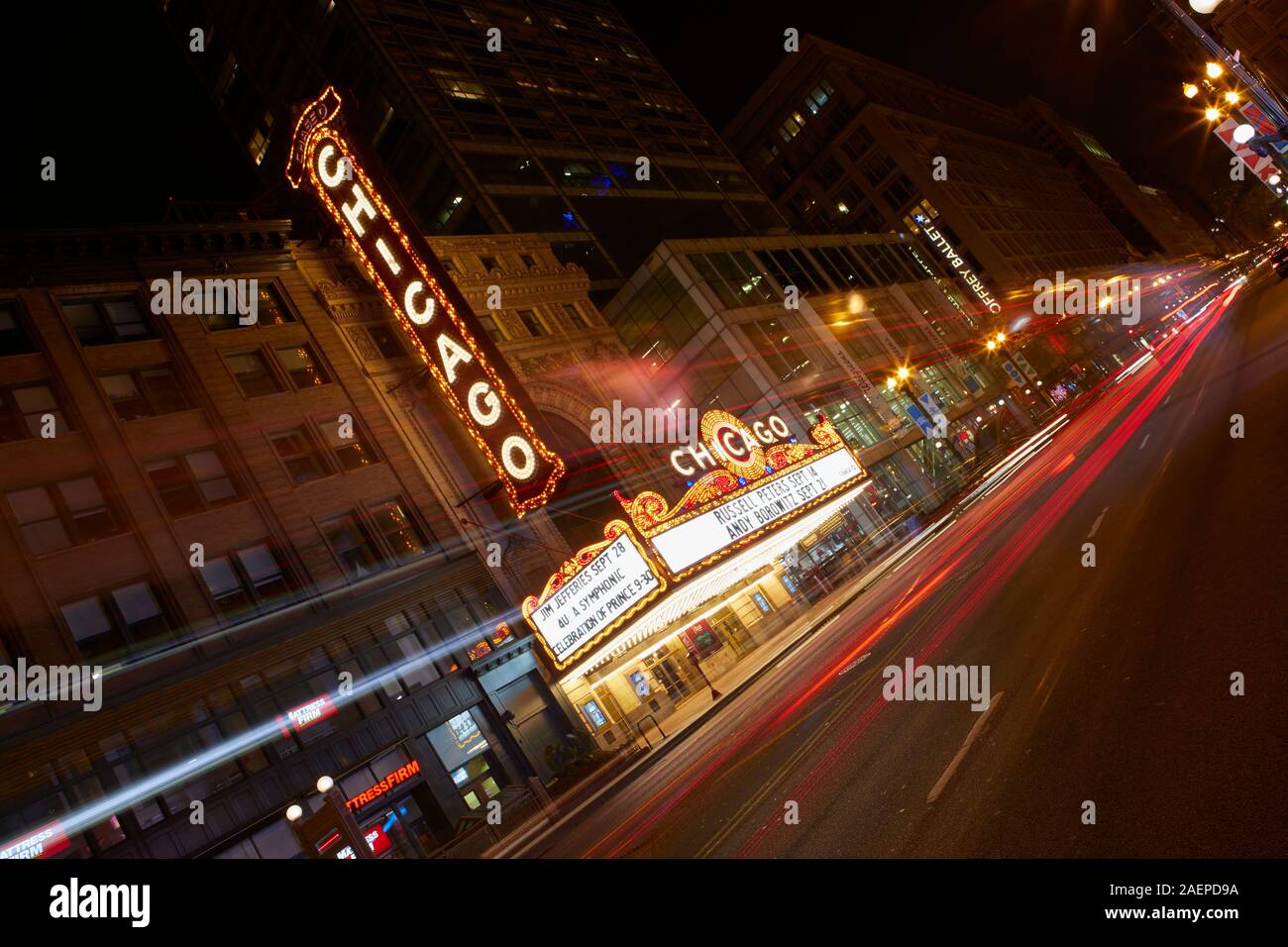 Le célèbre théâtre de Chicago signe par nuit, Chicago, Illinois, United States Banque D'Images