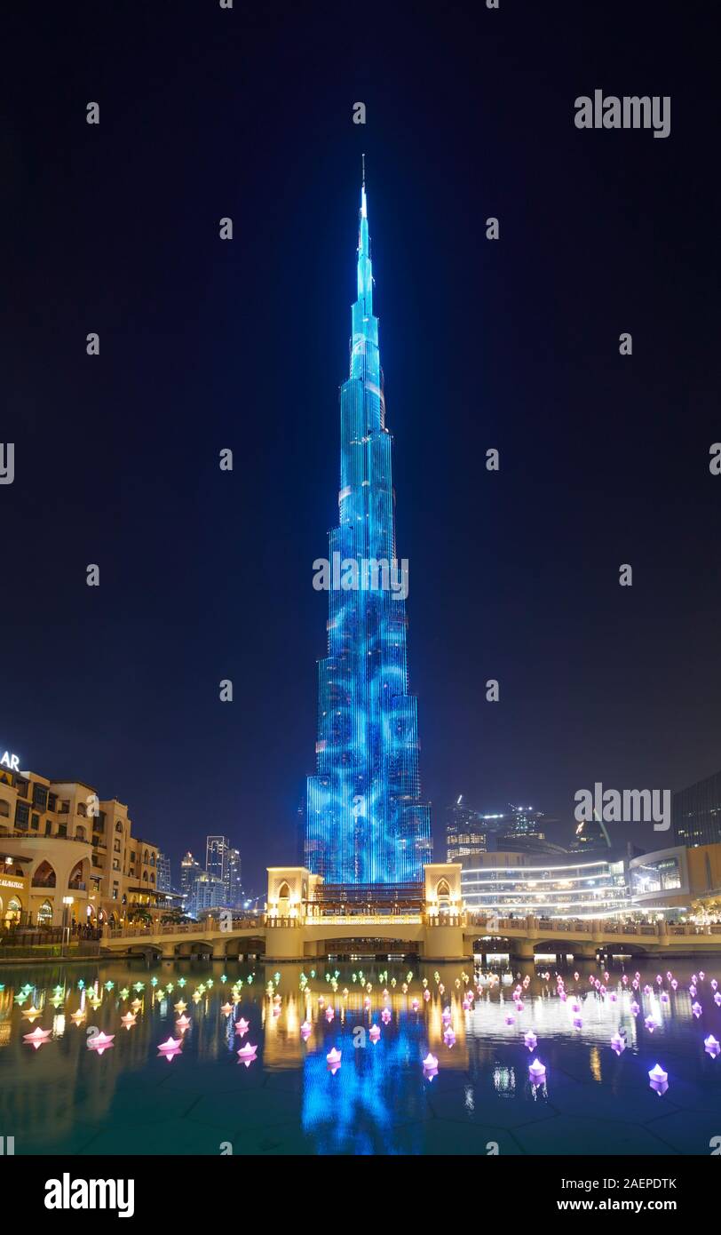 Burj Khalifa l'éclairage led au crépuscule, Dubaï, Émirats Arabes Unis Banque D'Images