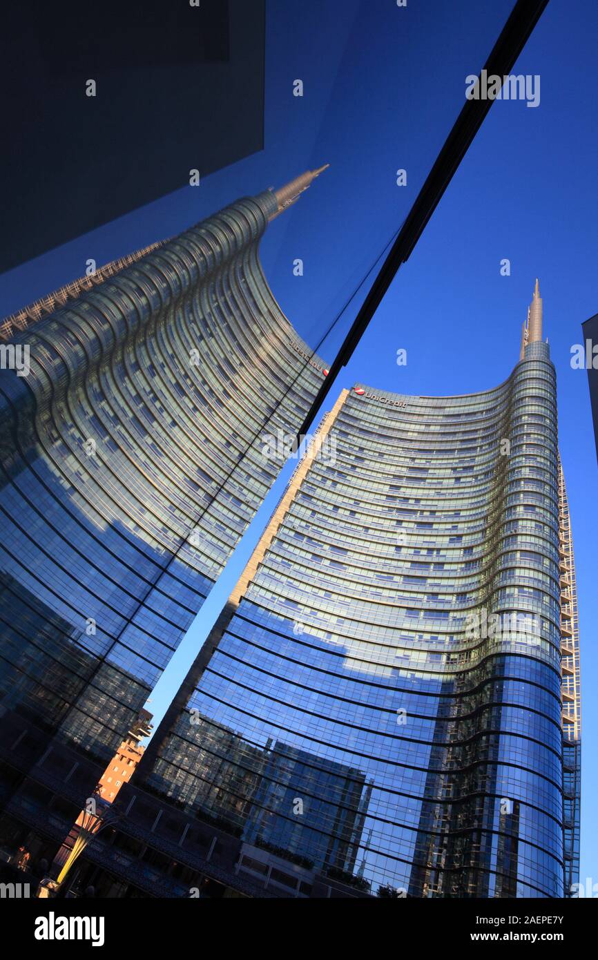 Tour d'Unicredit reflète dans une fenêtre, Porta Nuova, Milan, Italie Banque D'Images
