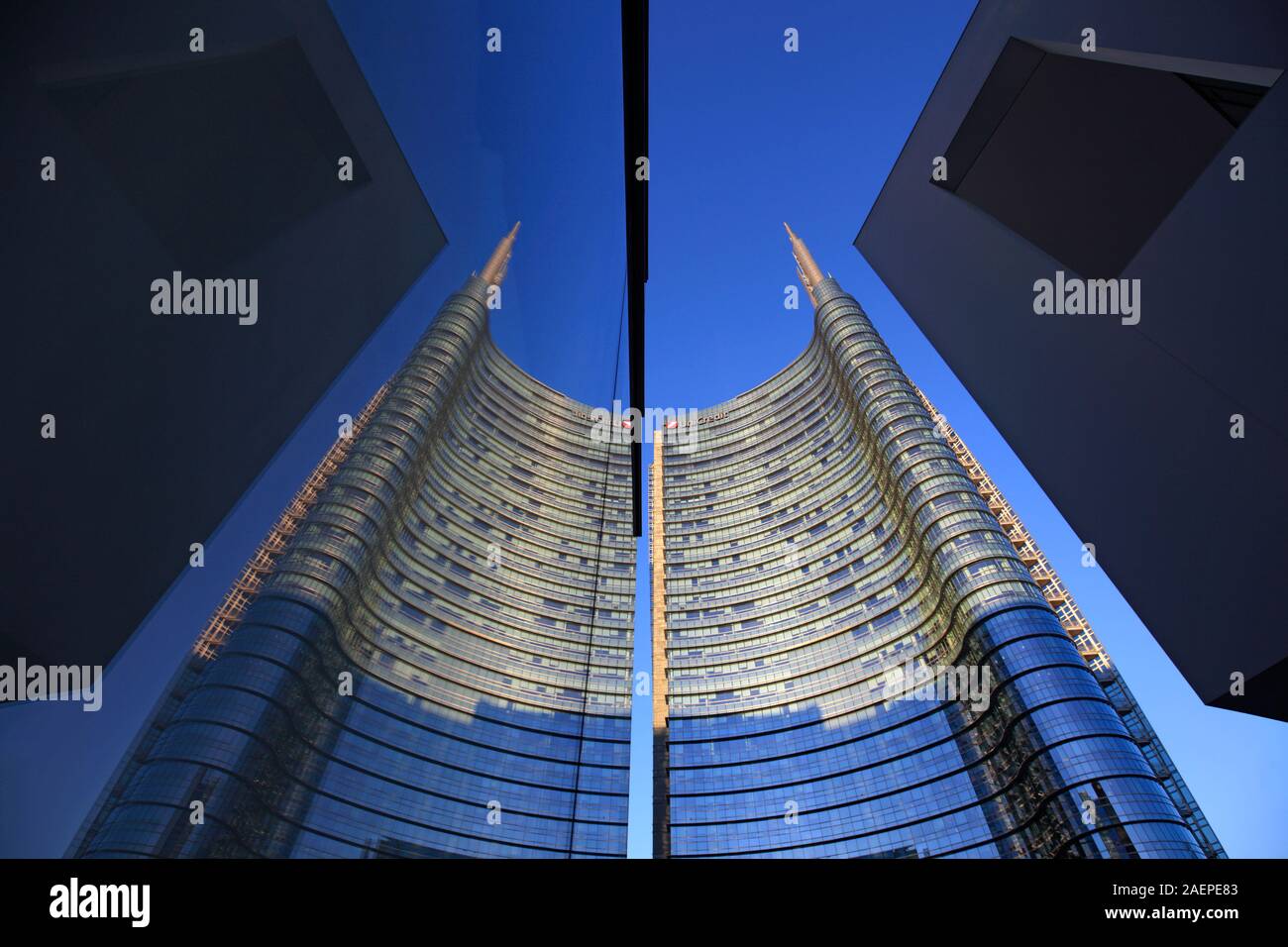 Tour d'Unicredit reflète dans une fenêtre, Porta Nuova, Milan, Italie Banque D'Images