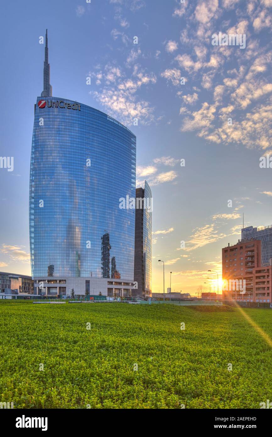 Le quartier moderne de Porta Nuova avec tour d'Unicredit, Milan, Italie Banque D'Images