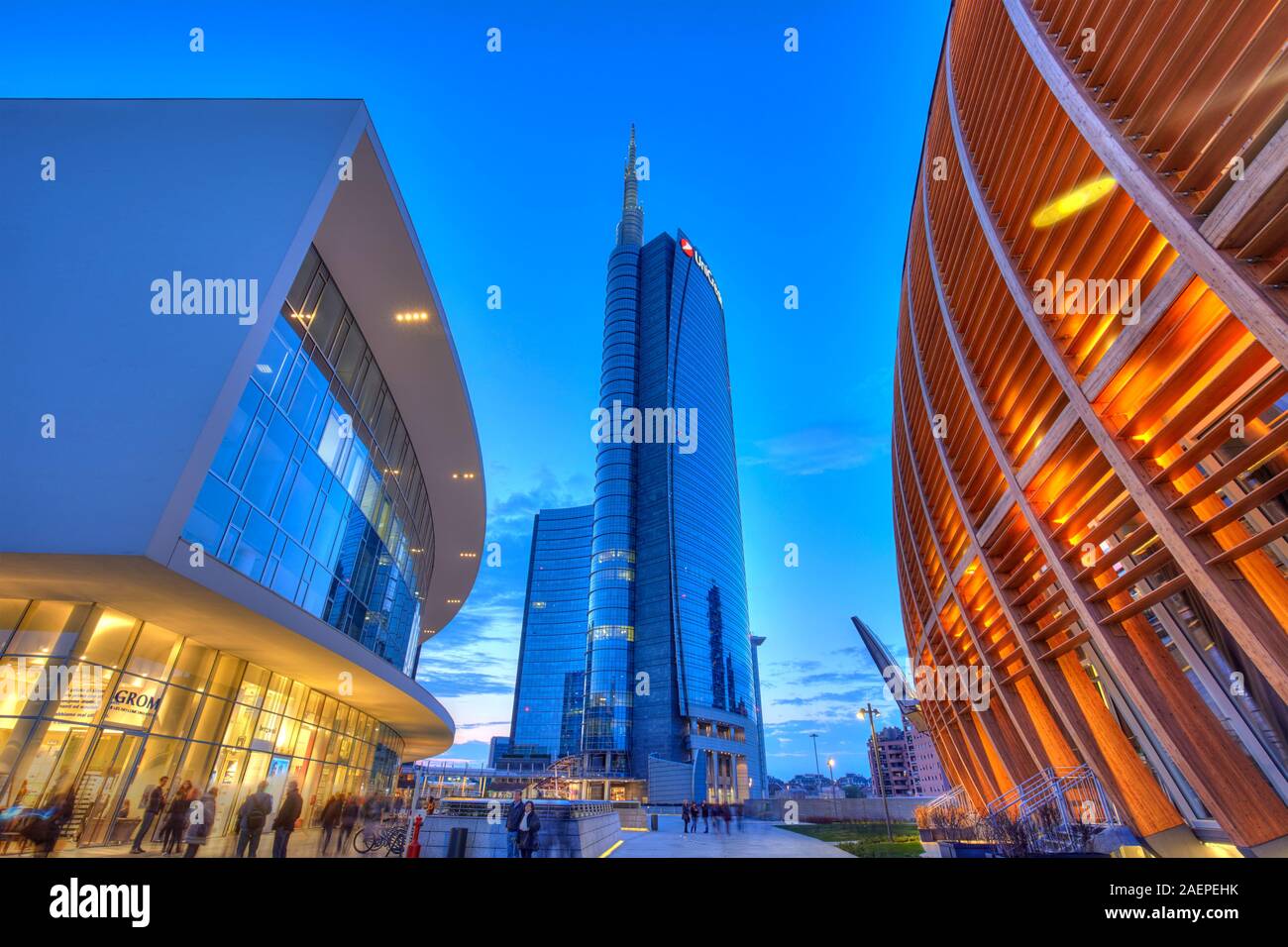 Le quartier moderne de Porta Nuova avec tour d'Unicredit, Milan, Italie Banque D'Images